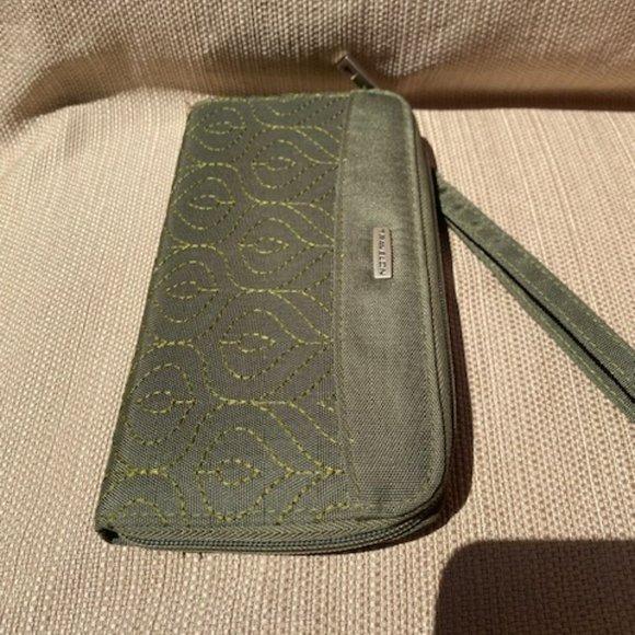 Travelon dark green wristlet   pretty floral inner - Picture 8 of 9